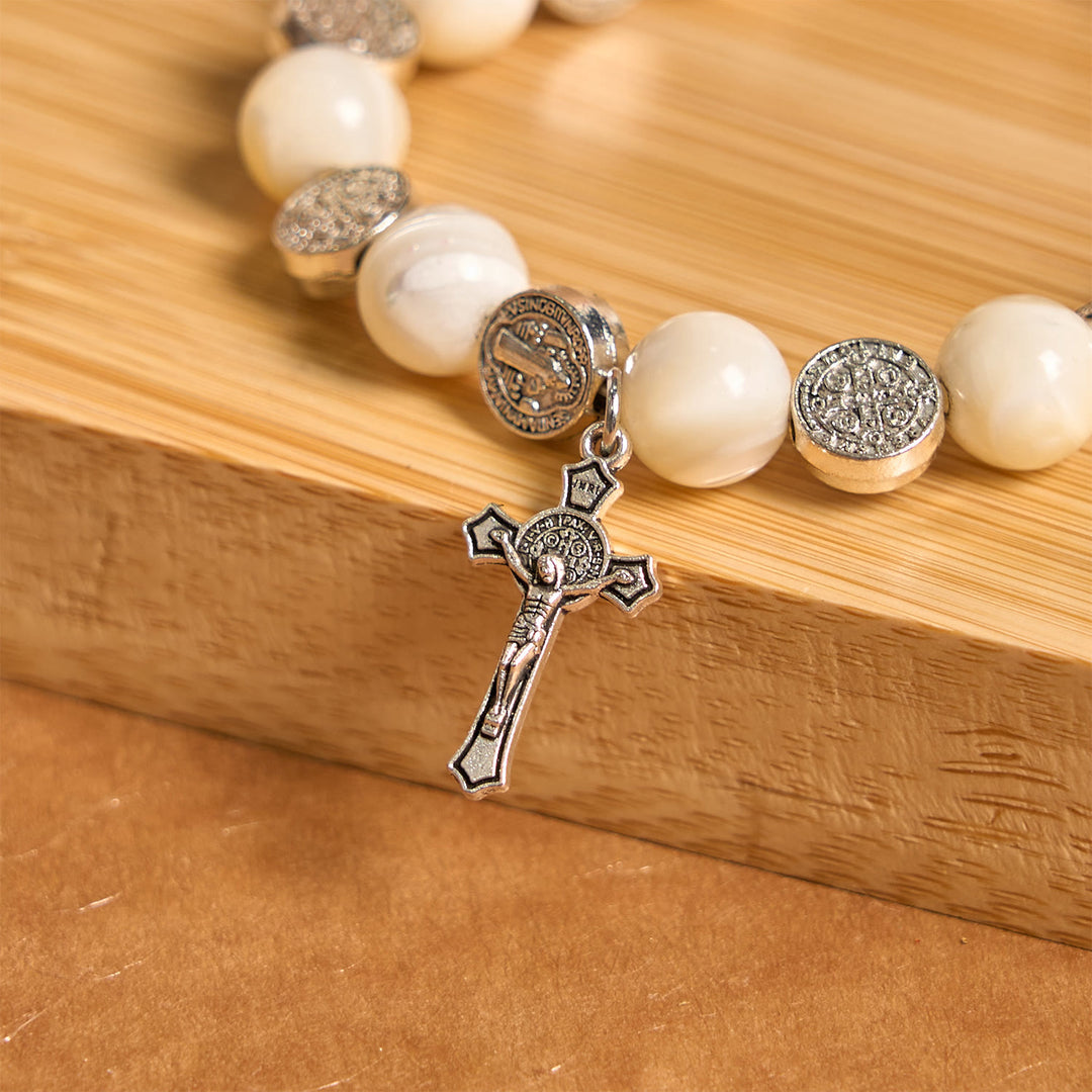 Bracciale con crocifisso di perline bianche Christianartworkshop : un elegante simbolo di devozione - image 5