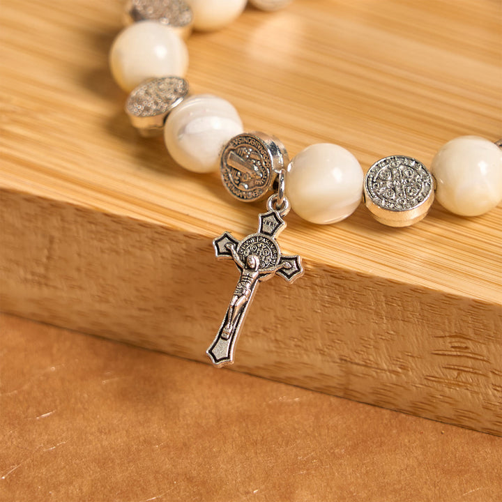 Bracciale con crocifisso di perline bianche Christianartworkshop : un elegante simbolo di devozione - image 5