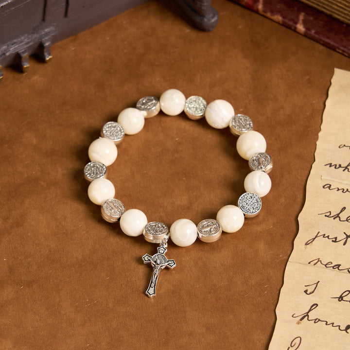 Bracciale con crocifisso di perline bianche Christianartworkshop : un elegante simbolo di devozione - image 2