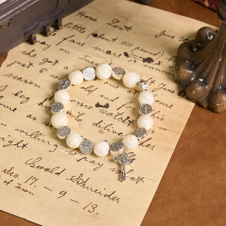 Bracciale con crocifisso di perline bianche Christianartworkshop : un elegante simbolo di devozione - image 3