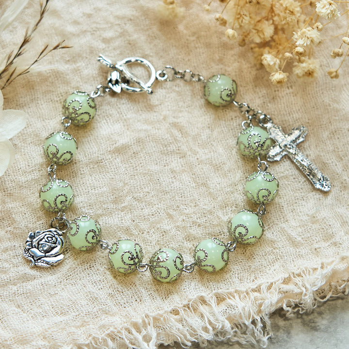 Christianartworkshop Bracciale luminoso con perline verdi e crocifisso rosa: luce sognante della fede - image 3