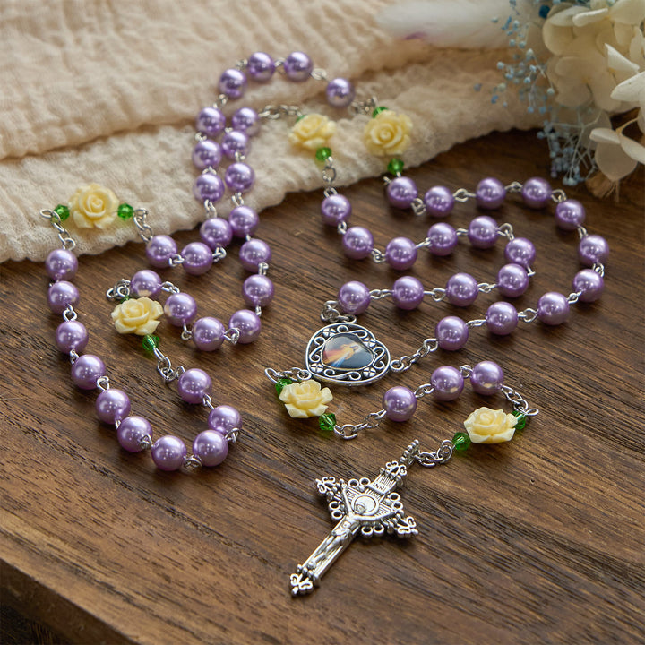 Christianartworkshop FEDE IN PREGHIERA: Rosario della Divina Misericordia fatto a mano con perle viola e fiori, con carta regalo - image 3