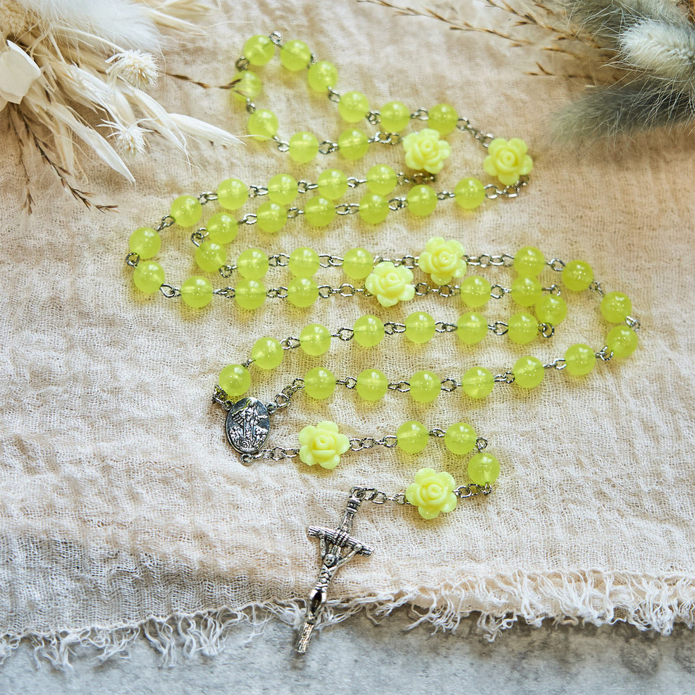 Christianartworkshop Rosario primaverile con perline giallo chiaro e accenti di rosa: la benedizione di Maria in ogni preghiera - image 1