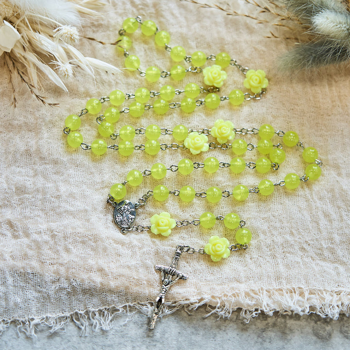 Christianartworkshop Rosario primaverile con perline giallo chiaro e accenti di rosa: la benedizione di Maria in ogni preghiera - image 1