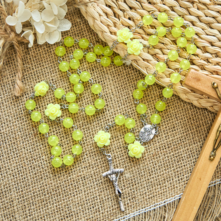 Christianartworkshop Rosario primaverile con perline giallo chiaro e accenti di rosa: la benedizione di Maria in ogni preghiera - image 0