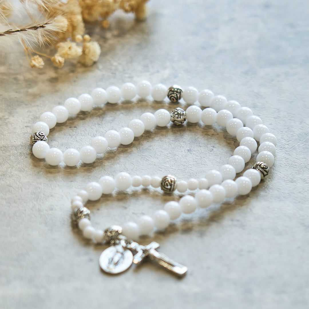 Bracciale rosario con medaglia miracolosa e crocifisso di perline bianche da 6 mm Christianartworkshop : un simbolo di fede - image 8
