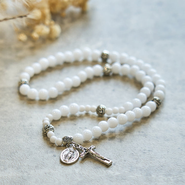 Bracciale rosario con medaglia miracolosa e crocifisso di perline bianche da 6 mm Christianartworkshop : un simbolo di fede - image 7