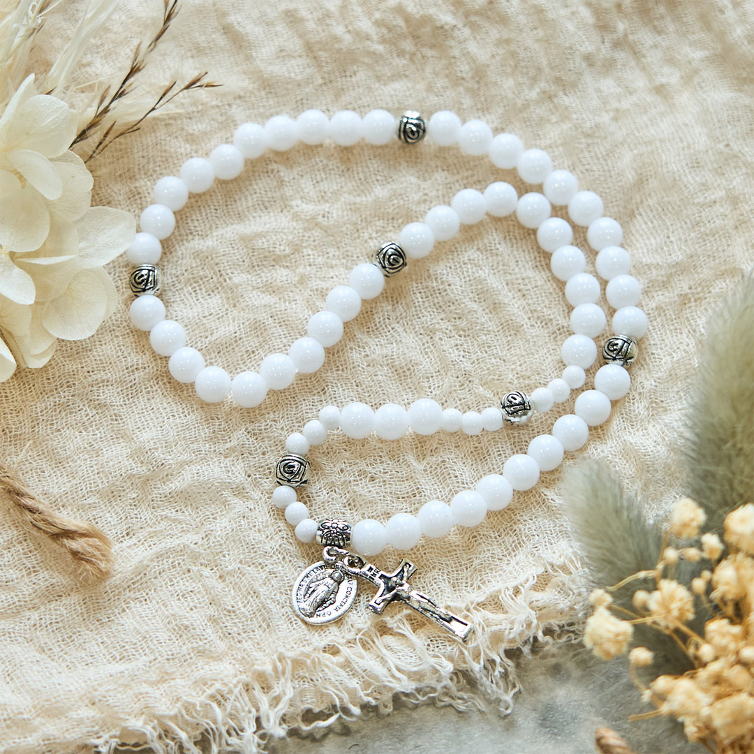 Bracciale rosario con medaglia miracolosa e crocifisso di perline bianche da 6 mm Christianartworkshop : un simbolo di fede - image 3