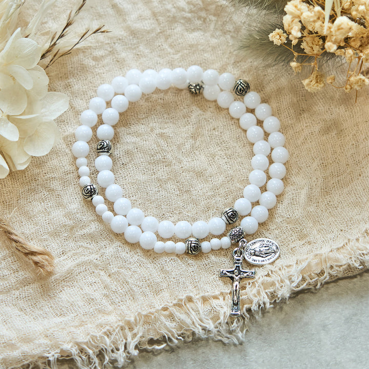 Bracciale rosario con medaglia miracolosa e crocifisso di perline bianche da 6 mm Christianartworkshop : un simbolo di fede - image 2