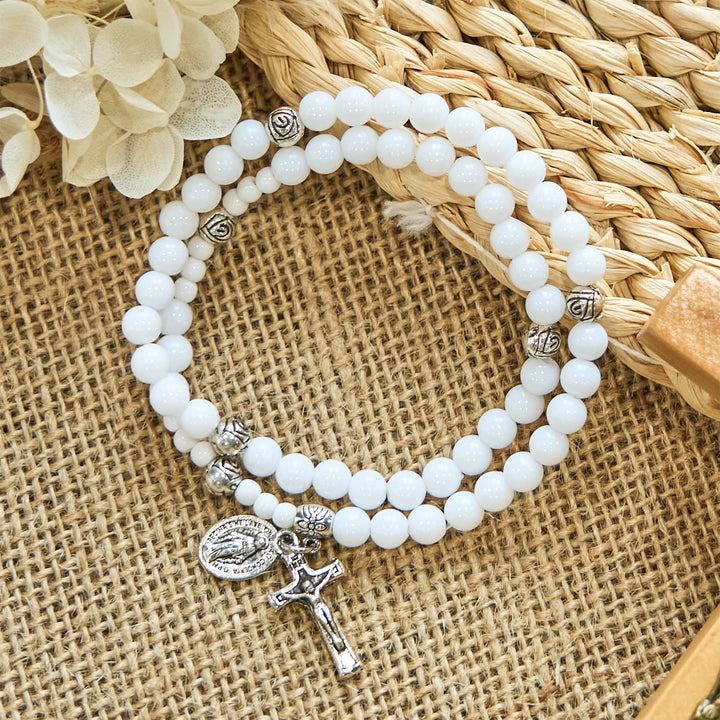 Bracciale rosario con medaglia miracolosa e crocifisso di perline bianche da 6 mm Christianartworkshop : un simbolo di fede - Crocifisso e medaglia miracolosa - image 0
