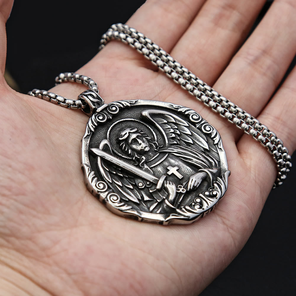 Collana con ciondolo a forma di croce e ali d'angelo in acciaio inossidabile Christianartworkshop - image 2