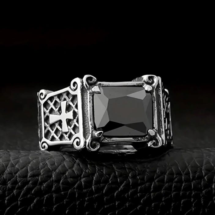 Christianartworkshop Croce con pietre preziose rosse e nere - Anello di coppia decorato: un simbolo di fede e stile - image 3