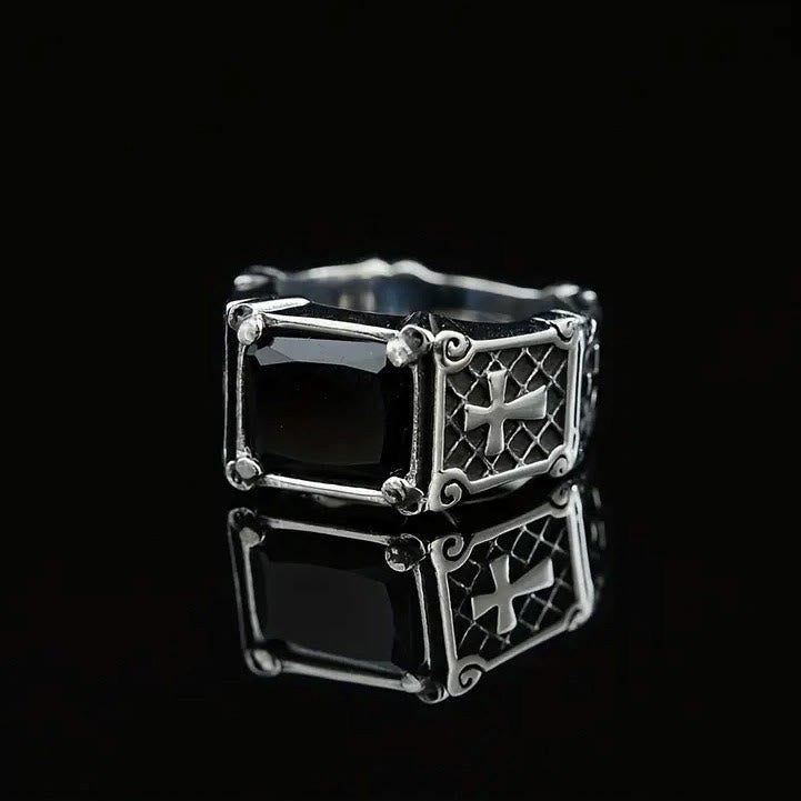 Christianartworkshop Croce con pietre preziose rosse e nere - Anello di coppia decorato: un simbolo di fede e stile - image 9