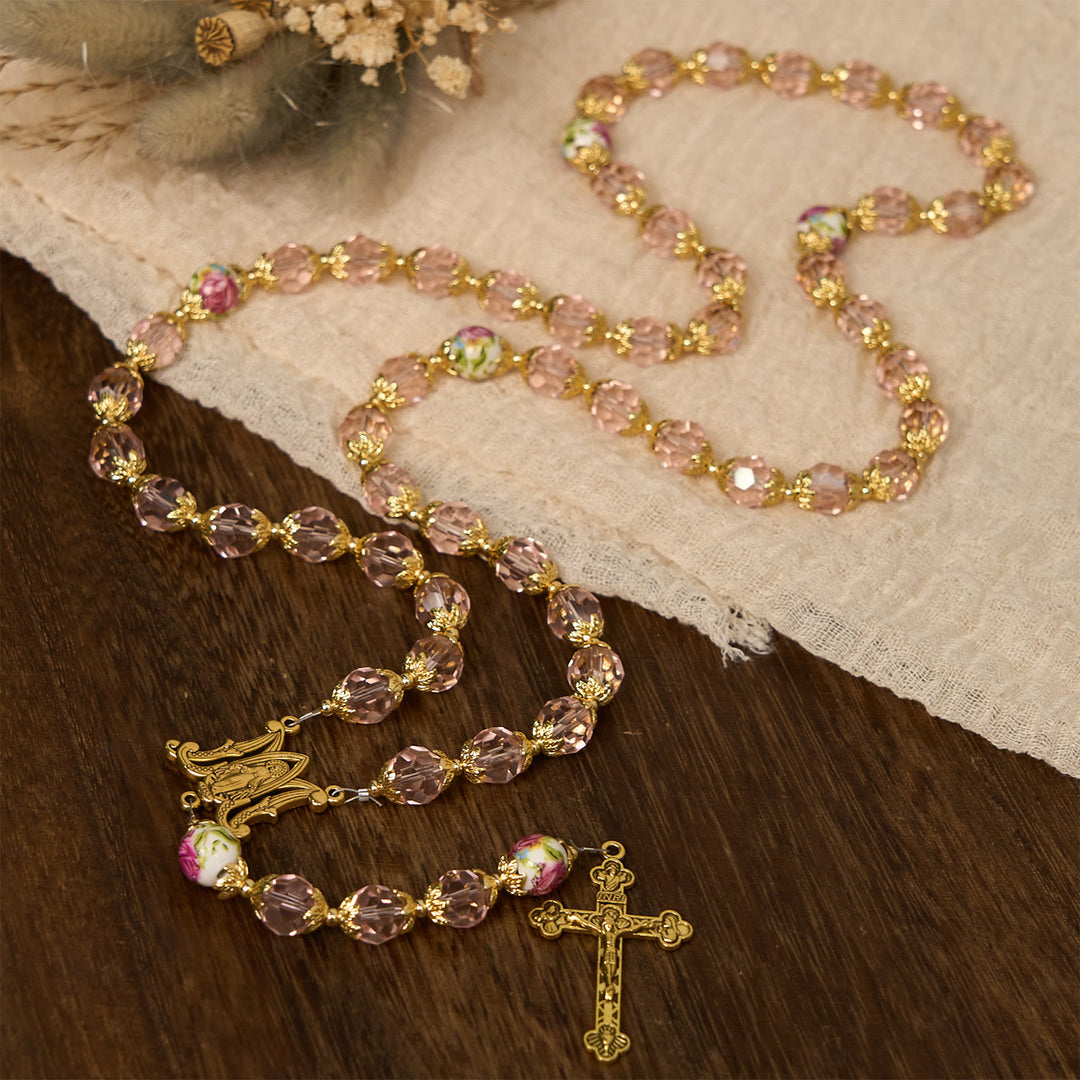 Christianartworkshop Rosario con perline di cristallo rosa e catena in lega dorata, crocifisso e preghiera della Vergine Maria - image 1