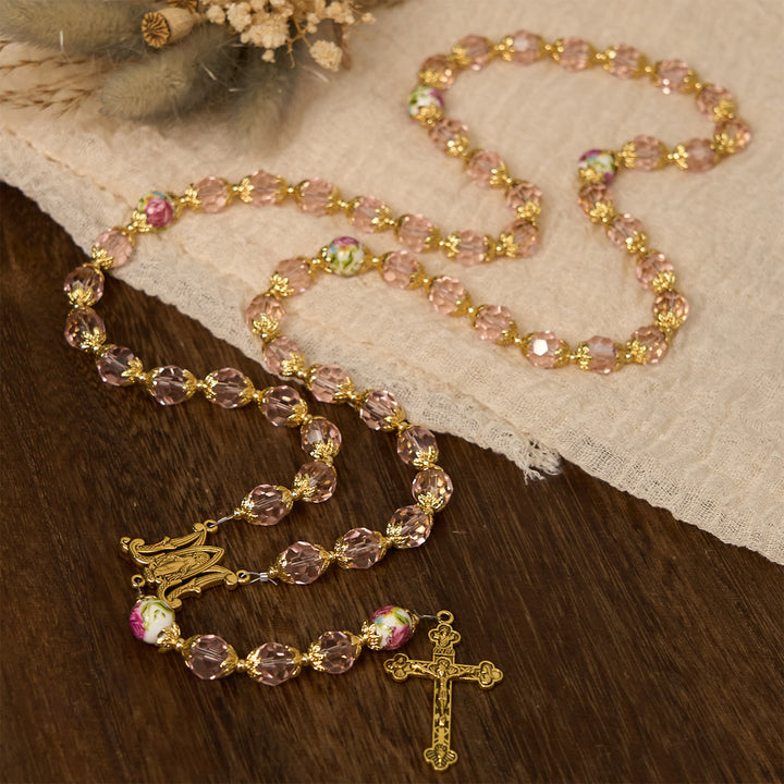Christianartworkshop Rosario con perline di cristallo rosa e catena in lega dorata, crocifisso e preghiera della Vergine Maria - image 1
