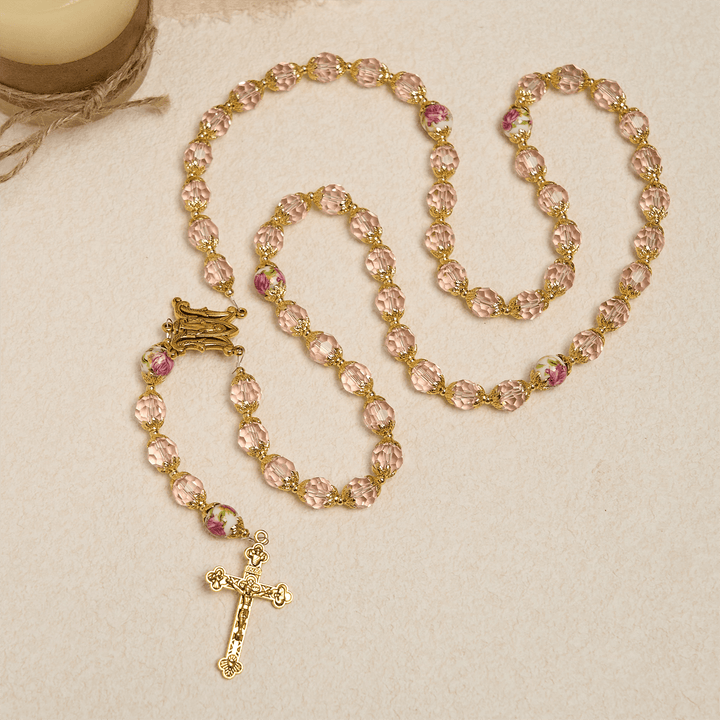 Christianartworkshop Rosario con perline di cristallo rosa e catena in lega dorata, crocifisso e preghiera della Vergine Maria - image 2