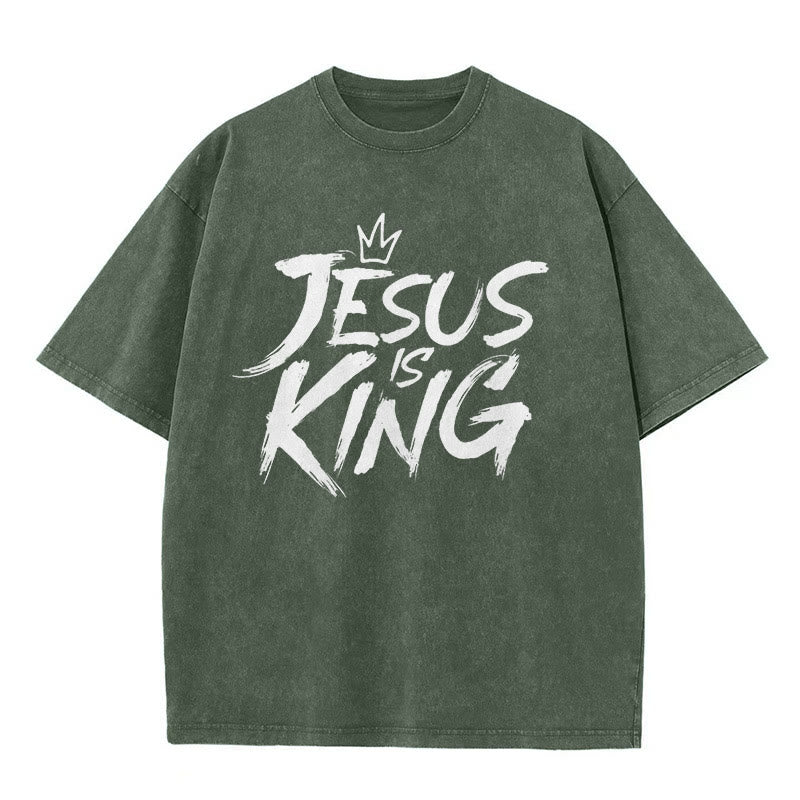 Christianartworkshop Maglietta unisex lavata Jesus Is King - Verde militare - 5XL - image 6