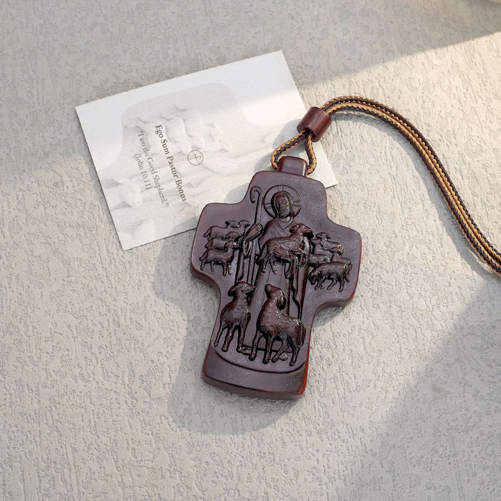 Christianartworkshop Collana fatta a mano raffigurante Gesù Buon Pastore con croce in legno: un simbolo di fede e artigianato - Palissandro - image 3
