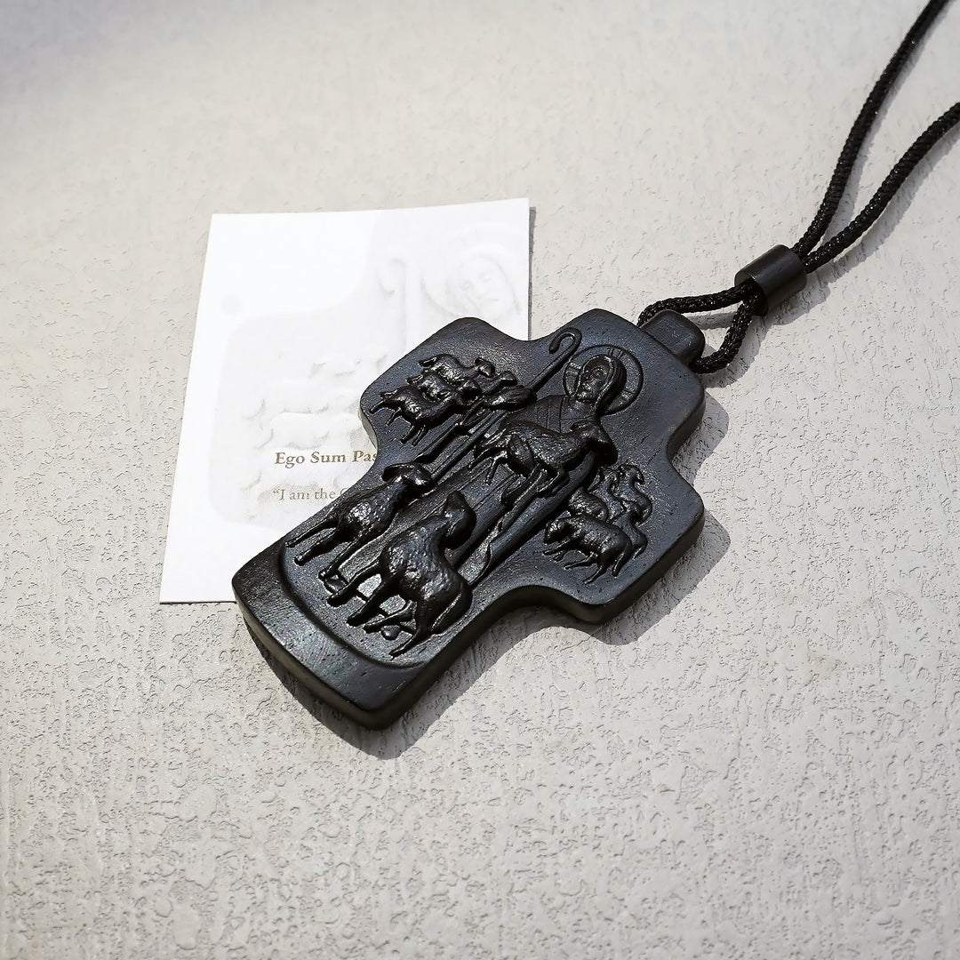 Christianartworkshop Collana fatta a mano raffigurante Gesù Buon Pastore con croce in legno: un simbolo di fede e artigianato - Ebano - image 6