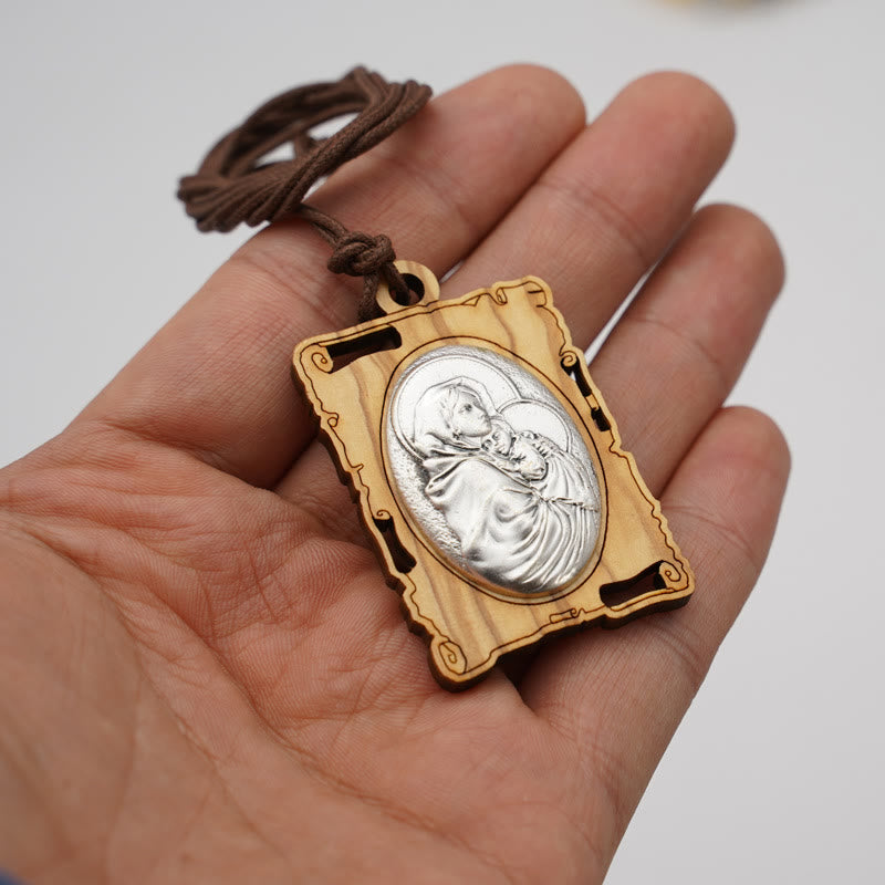 Collana con ciondolo della Vergine Maria in legno d'ulivo e metallo Christianartworkshop : un ricordo devozionale senza tempo - image 0