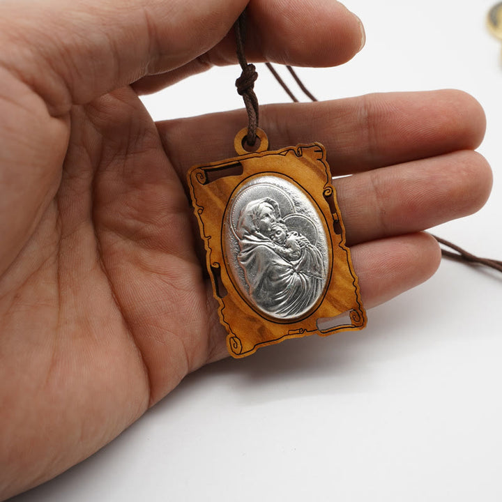 Collana con ciondolo della Vergine Maria in legno d'ulivo e metallo Christianartworkshop : un ricordo devozionale senza tempo - image 1