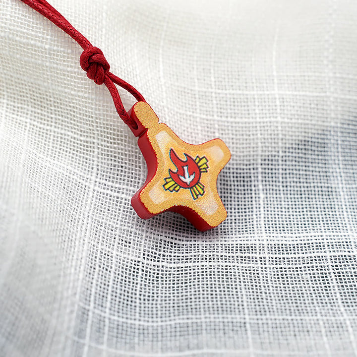 Christianartworkshop Collana con ciondolo a croce in legno dello Spirito Santo e medaglia smaltata rossa - image 2
