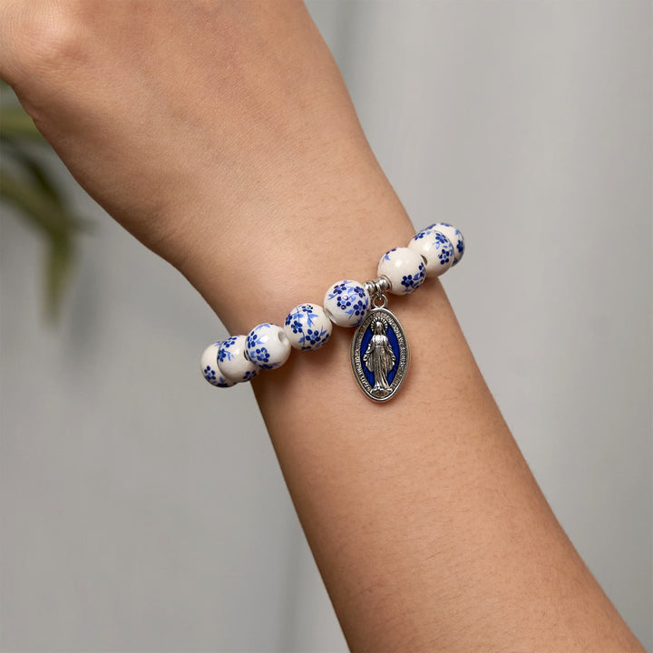 Christianartworkshop Bracciale floreale con perline blu e bianche e medaglia miracolosa - image 2