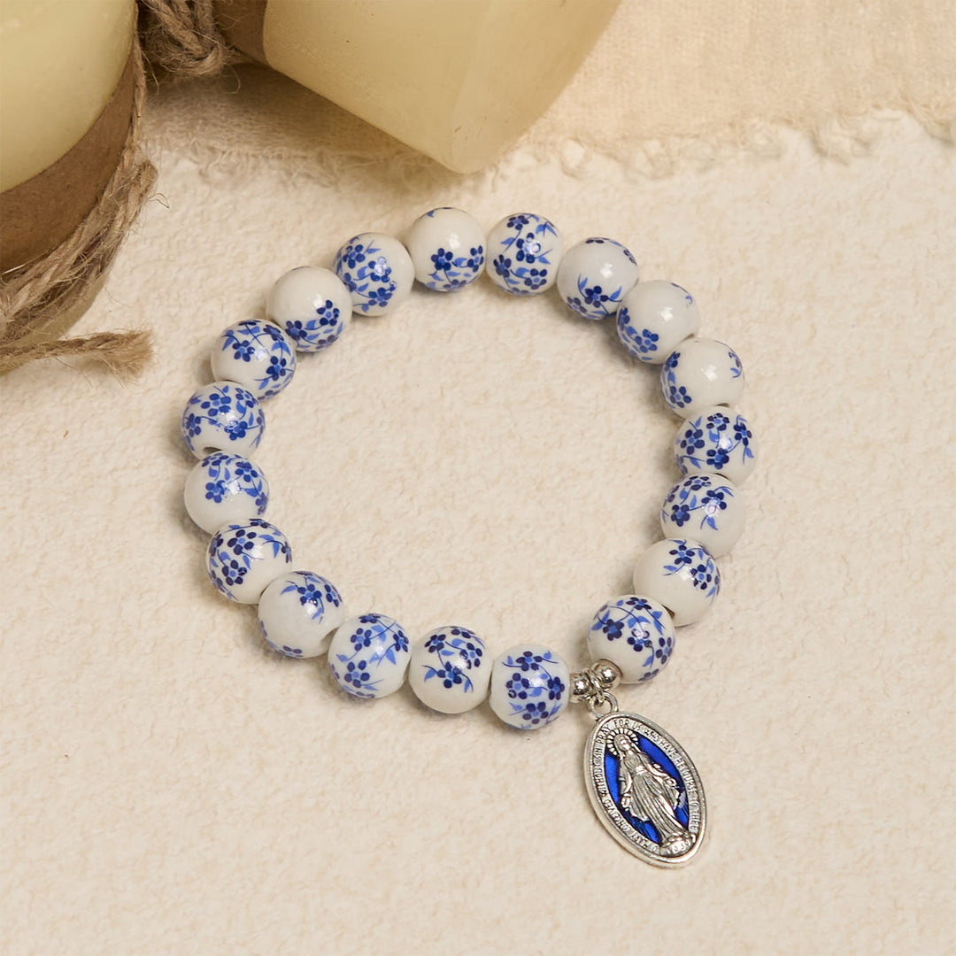 Christianartworkshop Bracciale floreale con perline blu e bianche e medaglia miracolosa - image 1