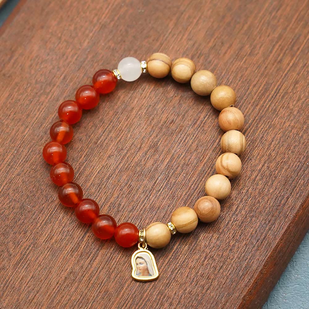 Braccialetti con perle di agata rossa e calcedonio bianco con ciondolo della Madonna Christianartworkshop : un segno di devozione - image 2
