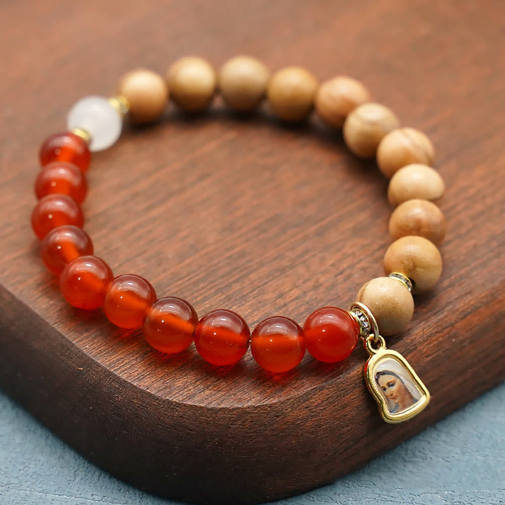 Braccialetti con perle di agata rossa e calcedonio bianco con ciondolo della Madonna Christianartworkshop : un segno di devozione - image 1