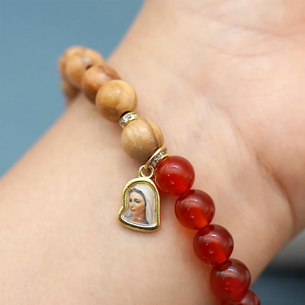 Braccialetti con perle di agata rossa e calcedonio bianco con ciondolo della Madonna Christianartworkshop : un segno di devozione - image 3