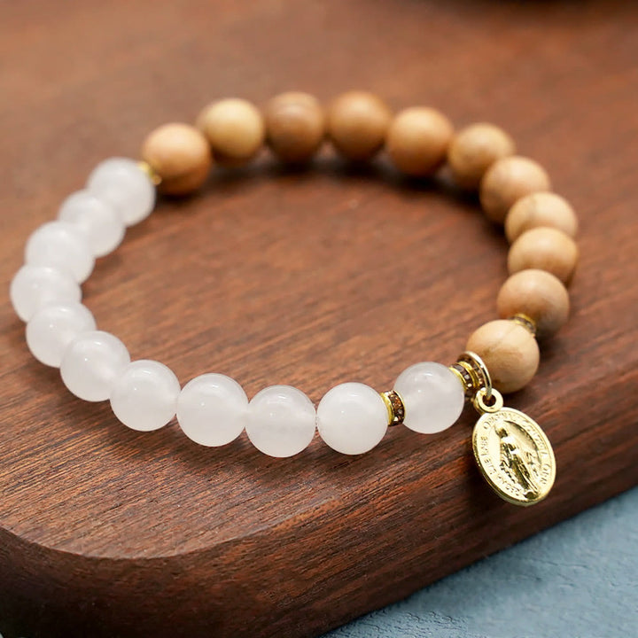 Braccialetti con perle di agata rossa e calcedonio bianco con ciondolo della Madonna Christianartworkshop : un segno di devozione - Calcedonio - image 4