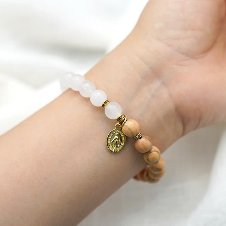 Braccialetti con perle di agata rossa e calcedonio bianco con ciondolo della Madonna Christianartworkshop : un segno di devozione - image 8