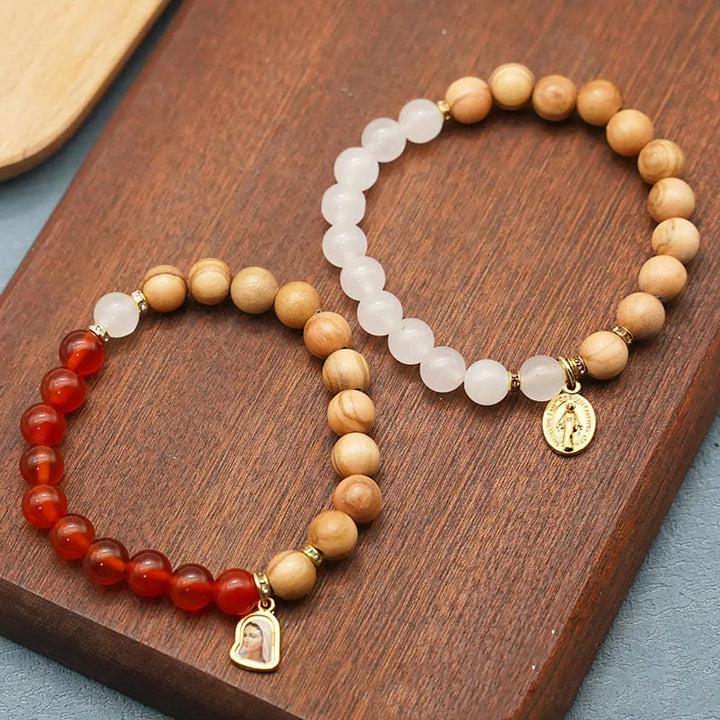 Braccialetti con perle di agata rossa e calcedonio bianco con ciondolo della Madonna Christianartworkshop : un segno di devozione - Agata - image 0