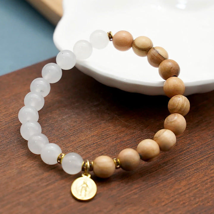 Braccialetti con perle di agata rossa e calcedonio bianco con ciondolo della Madonna Christianartworkshop : un segno di devozione - image 6