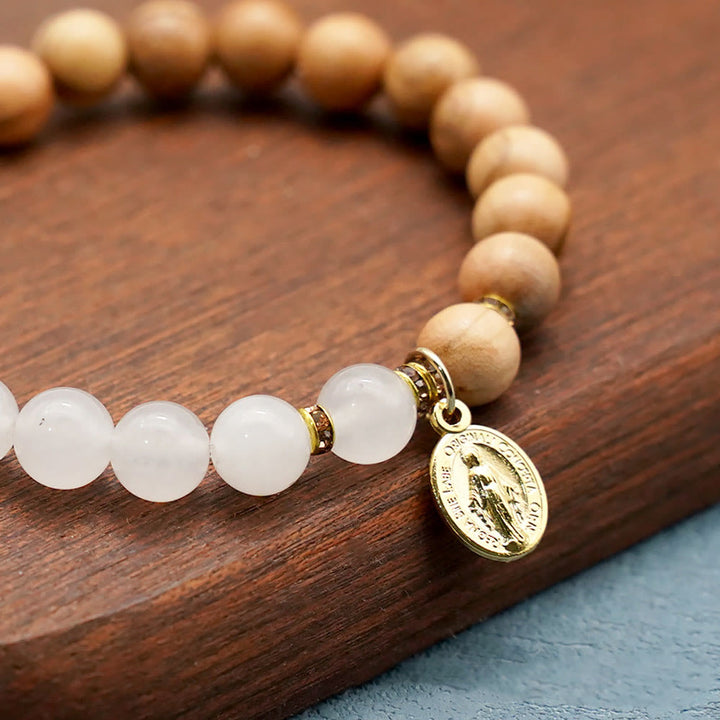 Braccialetti con perle di agata rossa e calcedonio bianco con ciondolo della Madonna Christianartworkshop : un segno di devozione - image 5