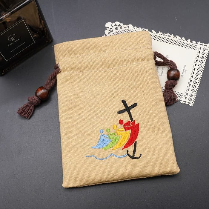 Christianartworkshop Jubilee Pilgrim - Borsa portagioie in cotone con ricamo colorato di barche a vela e croci: protezione divina - Cachi - image 0