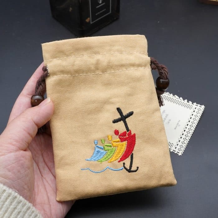 Christianartworkshop Jubilee Pilgrim - Borsa portagioie in cotone con ricamo colorato di barche a vela e croci: protezione divina - image 1