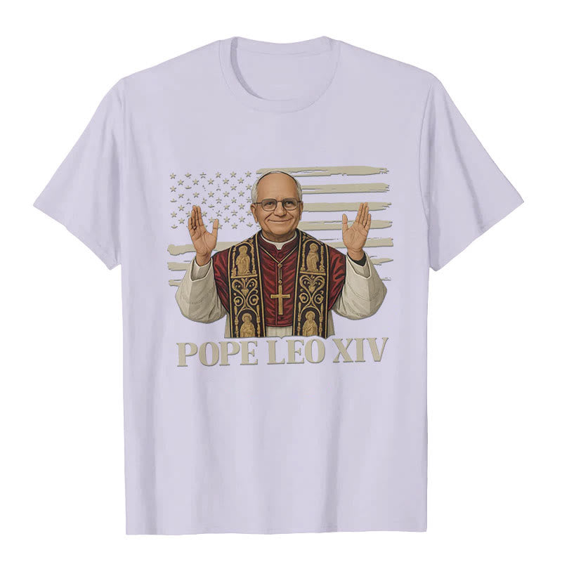 Christianartworkshop Papa Leone XIV con stile patriottico T-shirt unisex - Viola chiaro - 2XL - image 8
