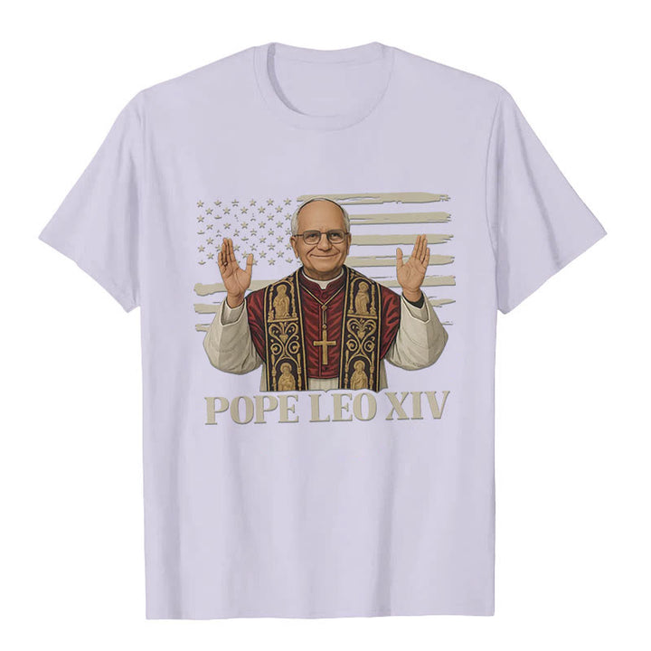 Christianartworkshop Papa Leone XIV con stile patriottico T-shirt unisex - Viola chiaro - 2XL - image 8