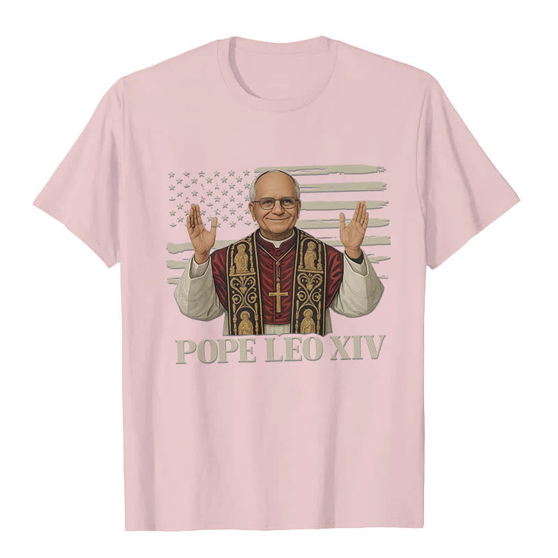 Christianartworkshop Papa Leone XIV con stile patriottico T-shirt unisex - Rosa chiaro - 2XL - image 9