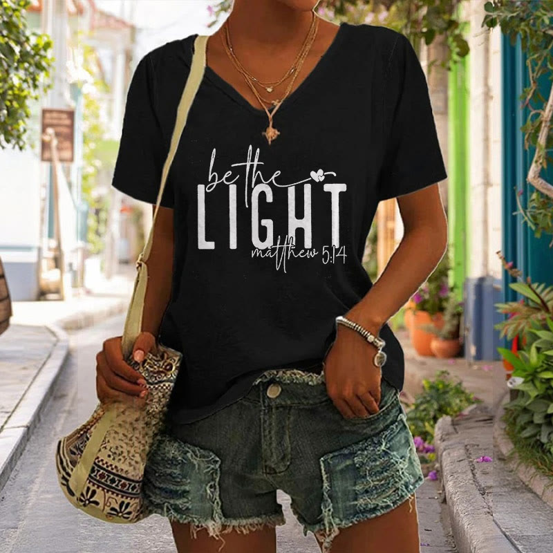 Christianartworkshop Maglietta da donna con scollo a V e stampa Be The Light Faith - Nero - 4XL - image 5