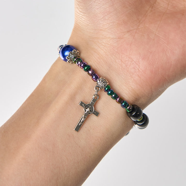 Christianartworkshop Bracciale in ebano e agata blu con medaglia della Madonna e crocifisso - image 2