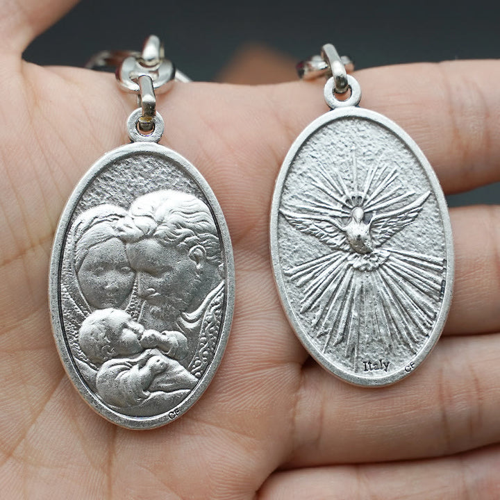 Portachiavi con ciondolo della Sacra Famiglia e dello Spirito Santo, realizzato artigianalmente in stile retrò Christianartworkshop : simbolo splendente di unità familiare - image 3