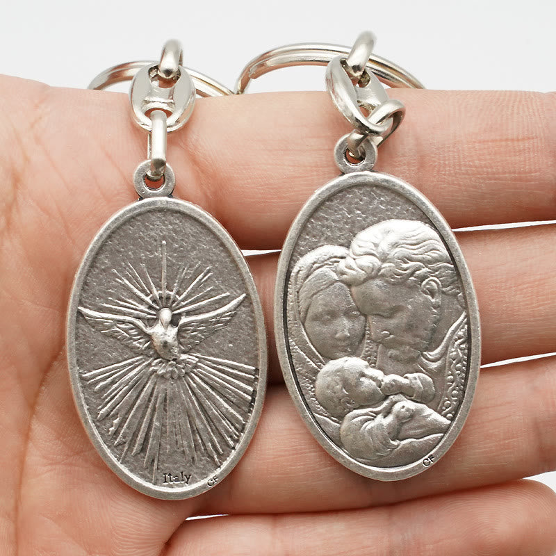 Portachiavi con ciondolo della Sacra Famiglia e dello Spirito Santo, realizzato artigianalmente in stile retrò Christianartworkshop : simbolo splendente di unità familiare - image 2