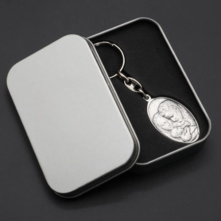 Portachiavi con ciondolo della Sacra Famiglia e dello Spirito Santo, realizzato artigianalmente in stile retrò Christianartworkshop : simbolo splendente di unità familiare - image 4