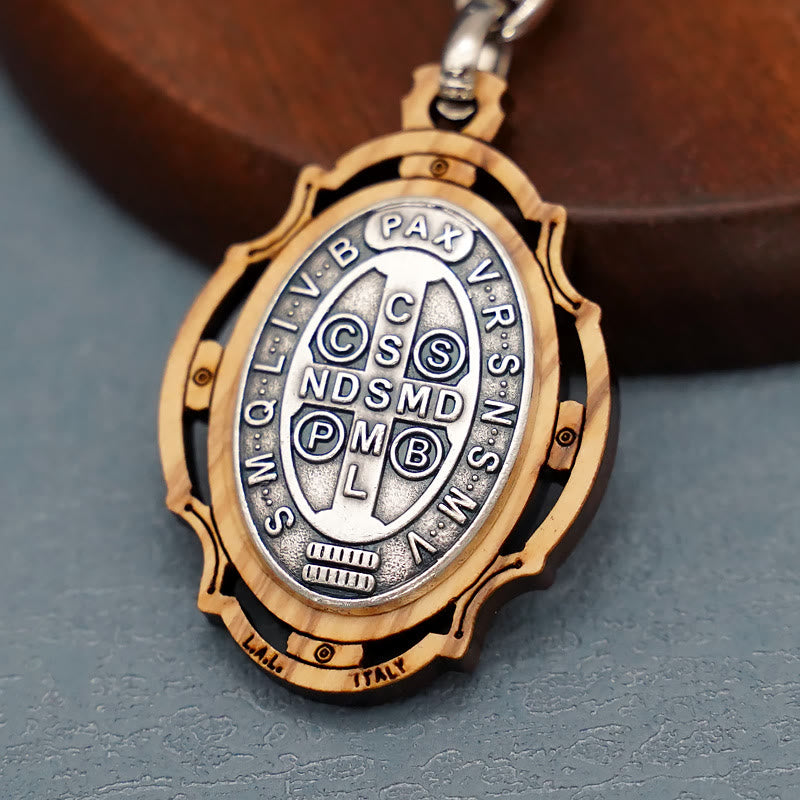 Portachiavi con medaglia di San Benedetto in legno lavorato da Christianartworkshop : distintivo contemporaneo di difesa spirituale - image 1