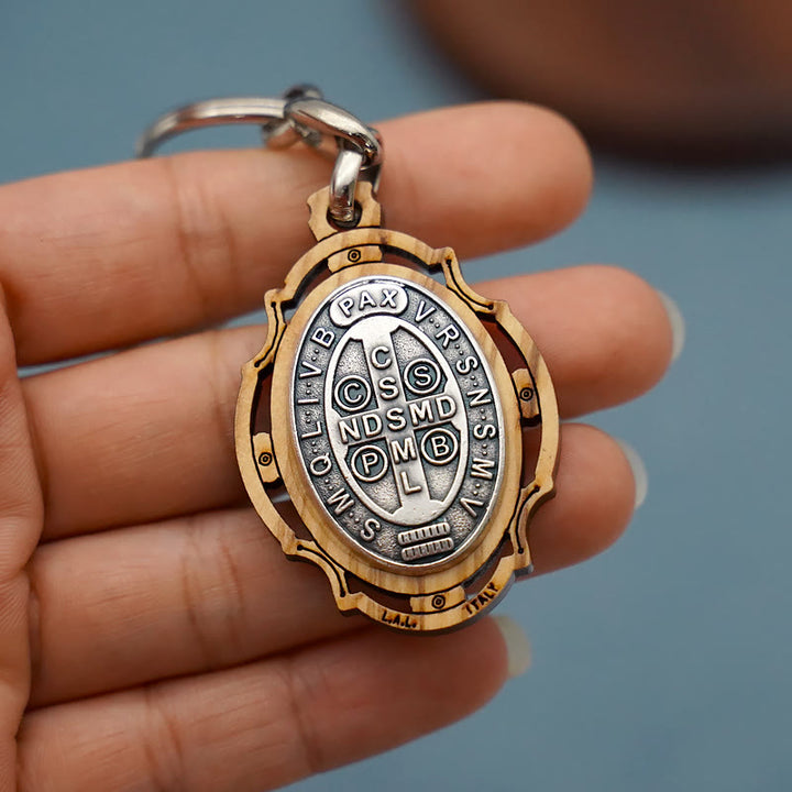 Portachiavi con medaglia di San Benedetto in legno lavorato da Christianartworkshop : distintivo contemporaneo di difesa spirituale - image 3