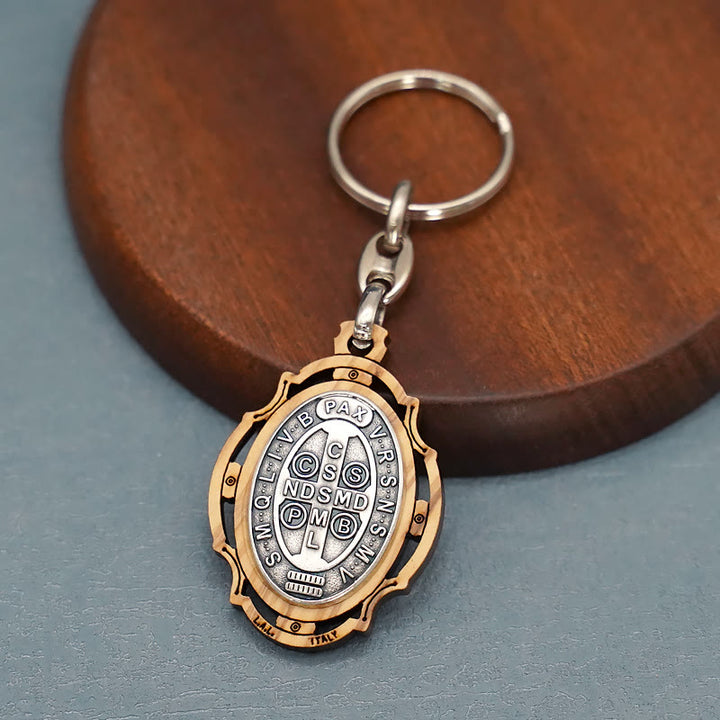 Portachiavi con medaglia di San Benedetto in legno lavorato da Christianartworkshop : distintivo contemporaneo di difesa spirituale - San Benedetto - image 0