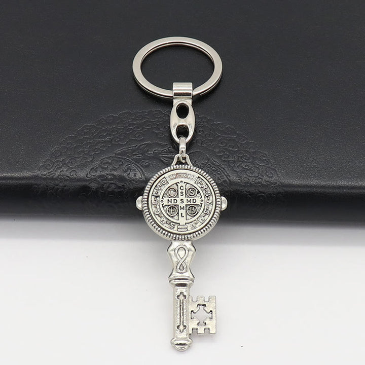 Christianartworkshop Portachiavi in ​​smalto squisito con San Benedetto e croce intarsiati: ricordo della grazia divina - Argento (A) - image 10